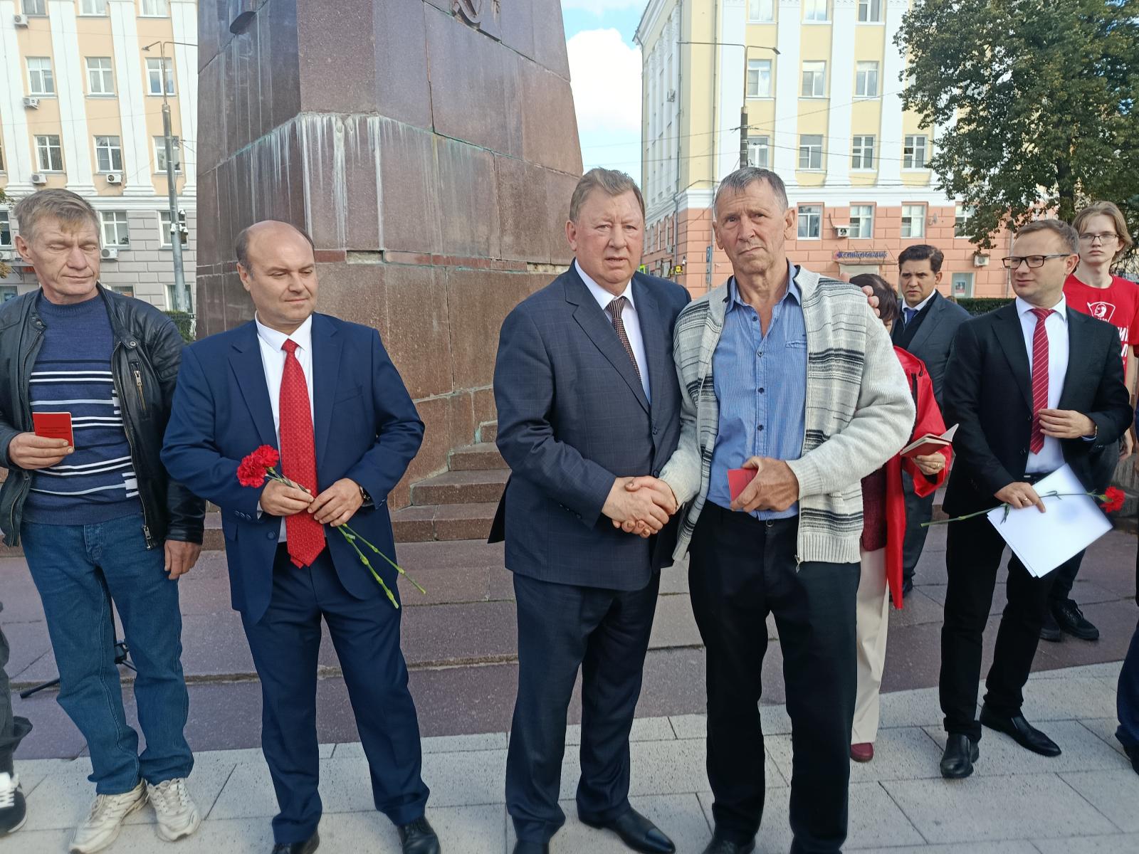 Рязанская область. Владимир Кашин возложил цветы к памятнику В.И. Ленину