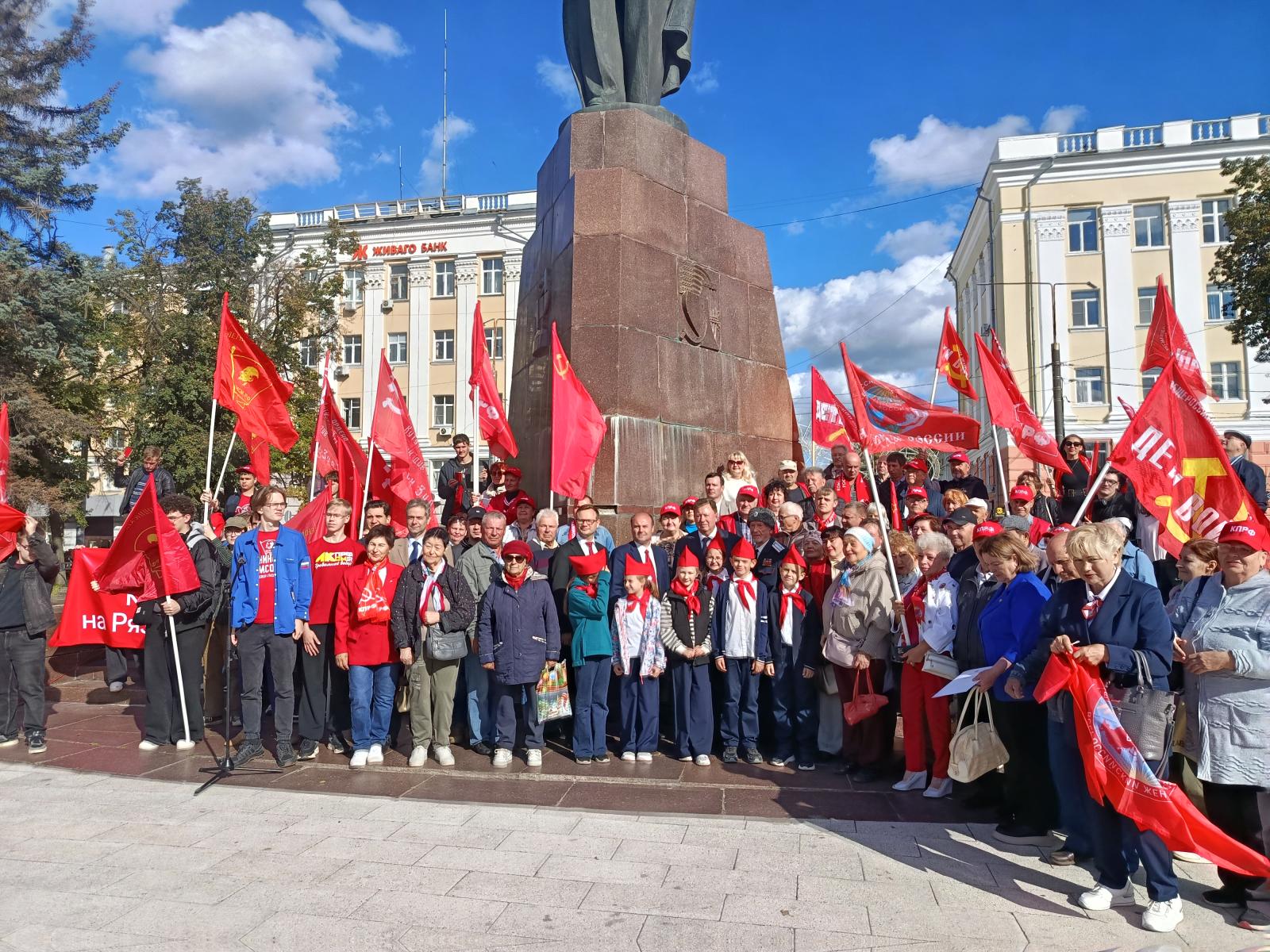 Рязанская область. Владимир Кашин возложил цветы к памятнику В.И. Ленину