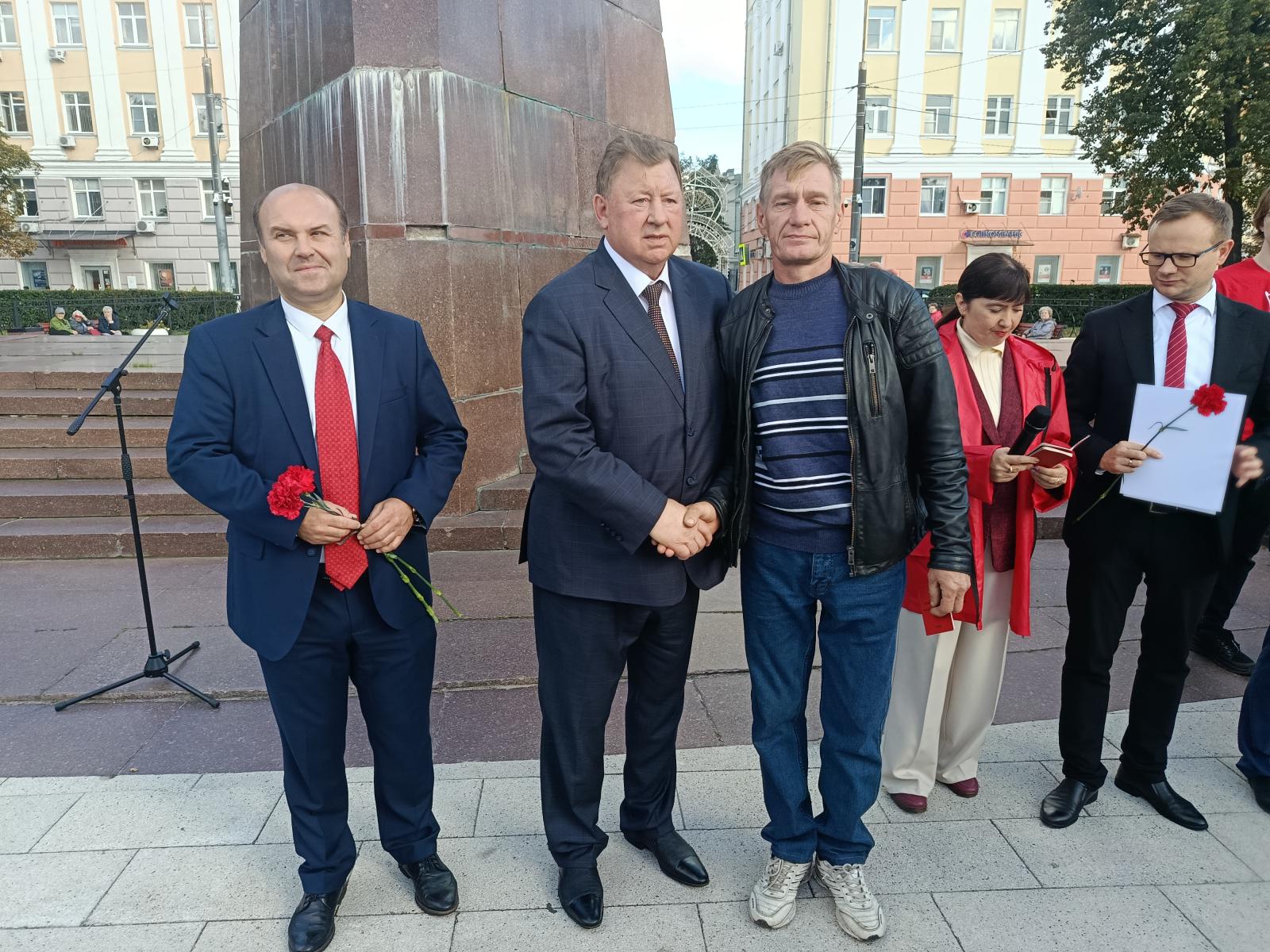 Рязанская область. Владимир Кашин возложил цветы к памятнику В.И. Ленину