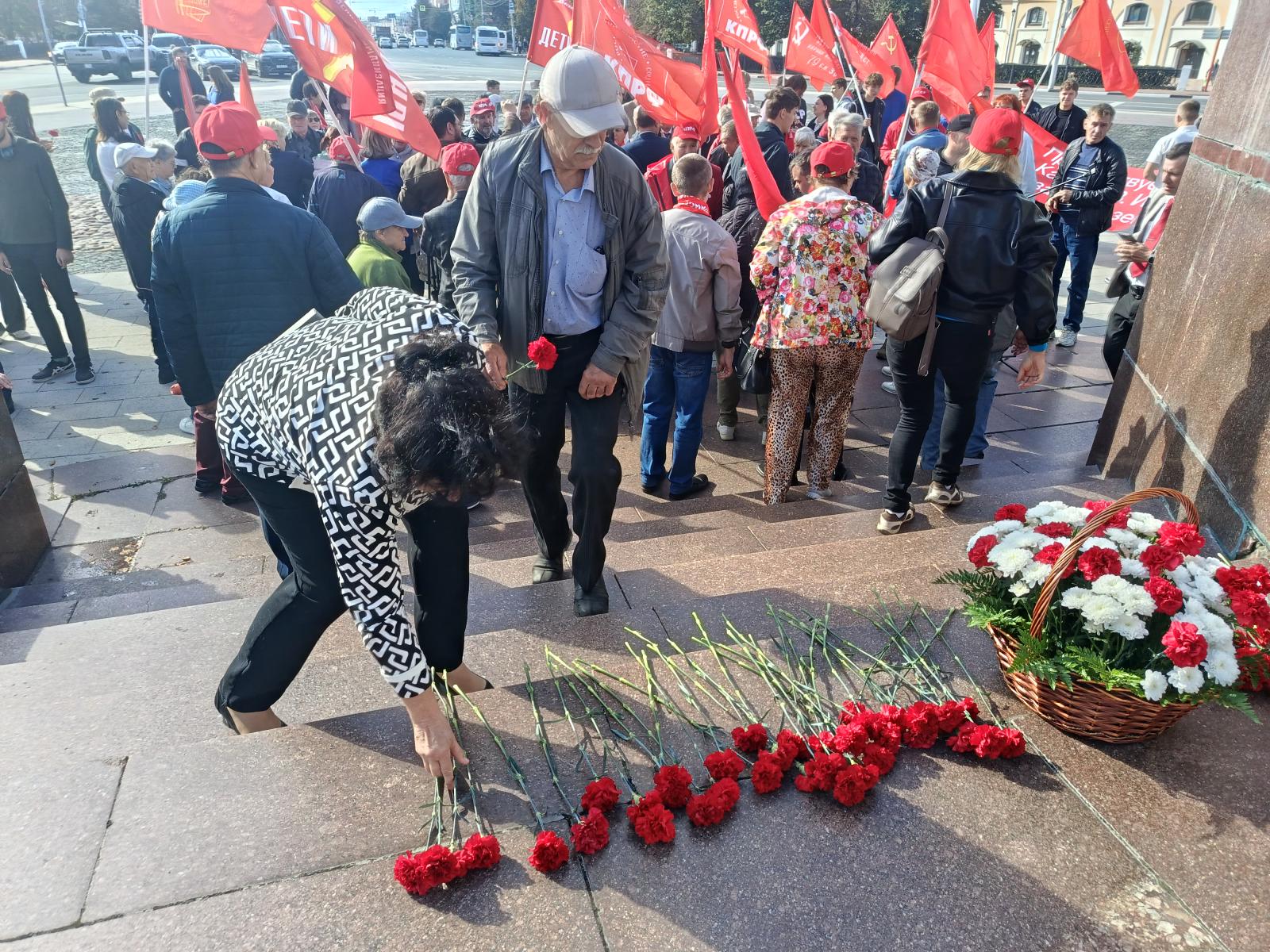 Рязанская область. Владимир Кашин возложил цветы к памятнику В.И. Ленину