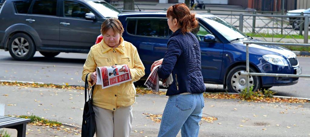 «За справедливость, развитие, благополучие!»: коммунисты в Озерах вышли в народ