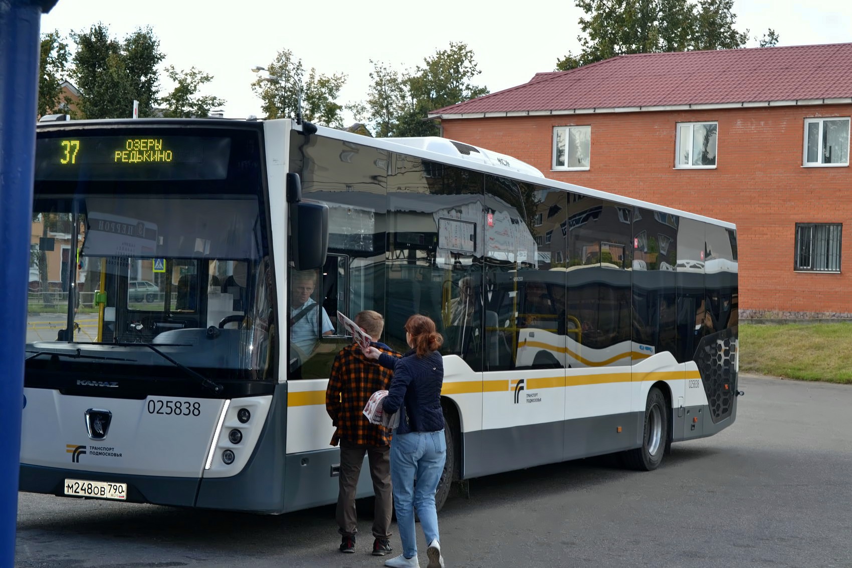 «За справедливость, развитие, благополучие!»: коммунисты в Озерах вышли в народ