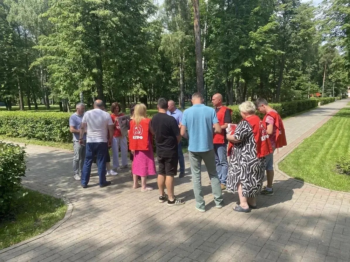 Коммунисты Балашихи провели акцию «Красные в городе»: прямое общение с жителями и сбор наказов