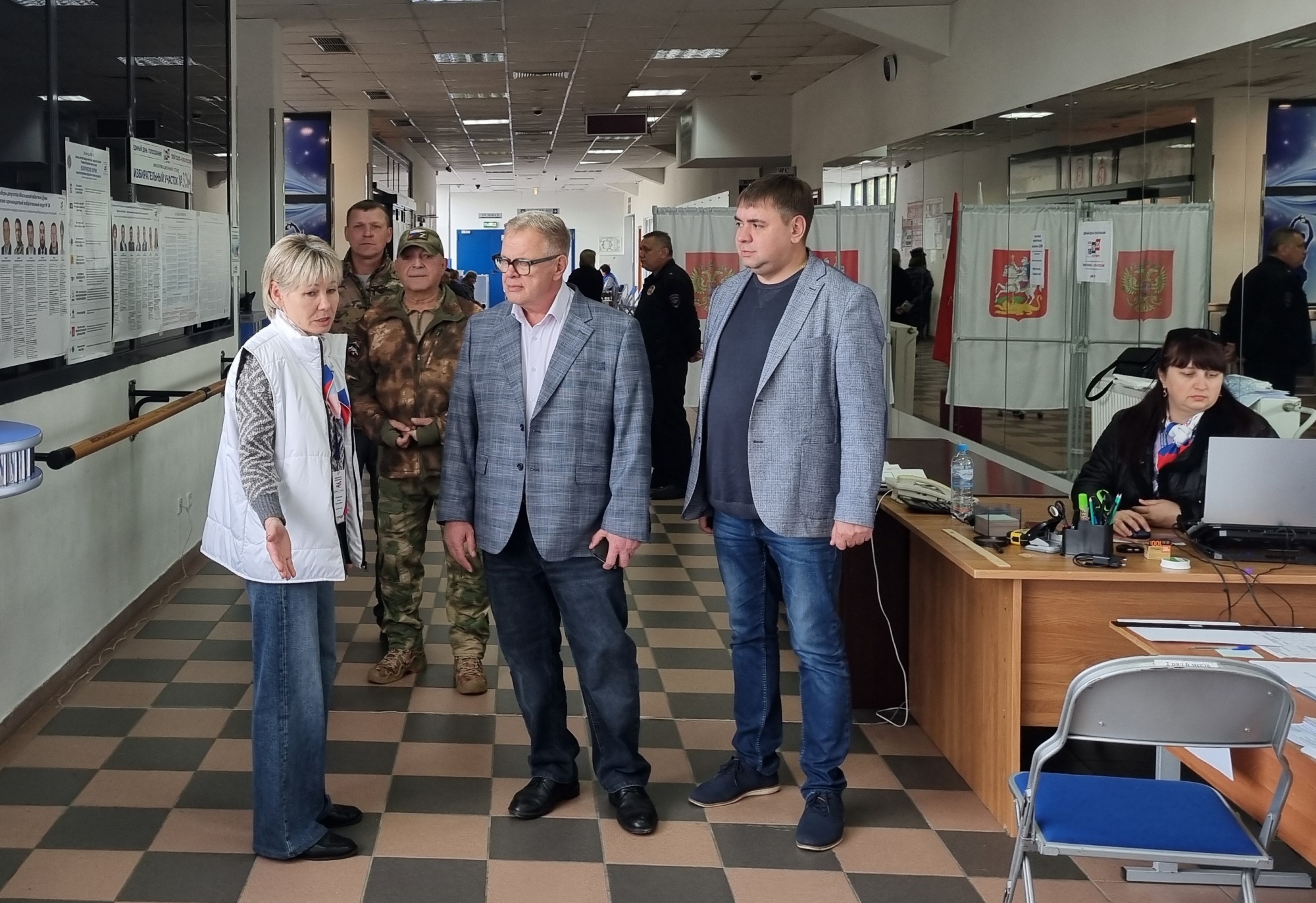 Кандидат в депутаты Государственной Думы, зампред Мособлдумы – руководитель фракции КПРФ Александр Наумов посетил избирательные участки в Чехове