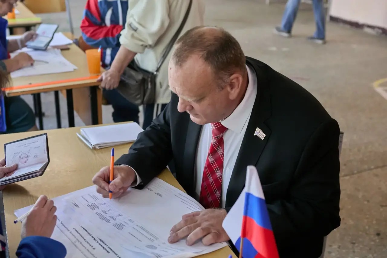 Первый заместитель председателя Совета депутатов Балашихи, руководитель фракции КПРФ Олег Зверев проголосовал на выборах 2026 года
