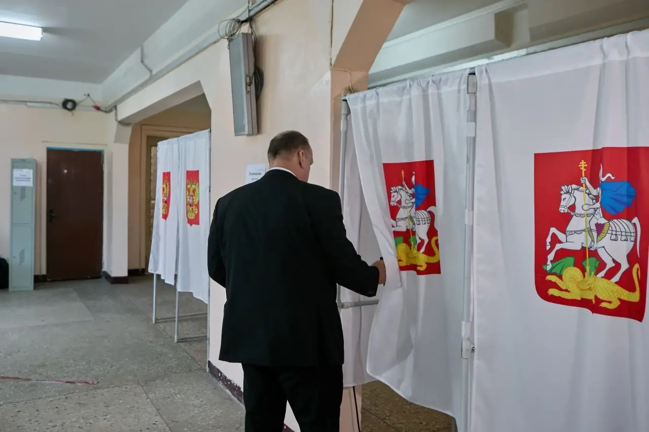 Первый заместитель председателя Совета депутатов Балашихи, руководитель фракции КПРФ Олег Зверев проголосовал на выборах 2026 года