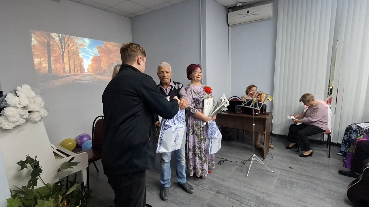 Коммунисты Орехово-Зуево поздравили жителей с днём пожилого человека