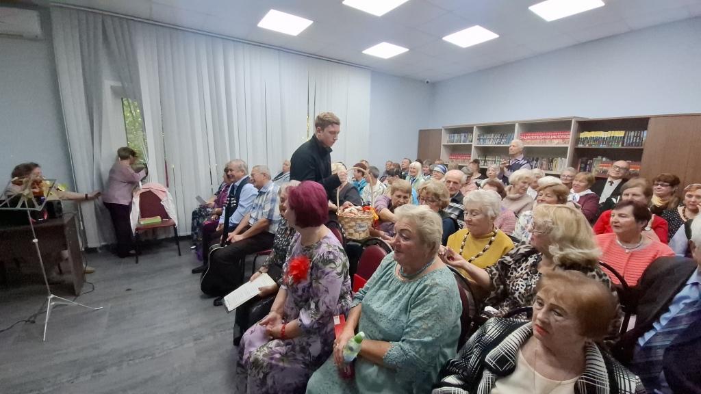 Коммунисты Орехово-Зуево поздравили жителей с днём пожилого человека
