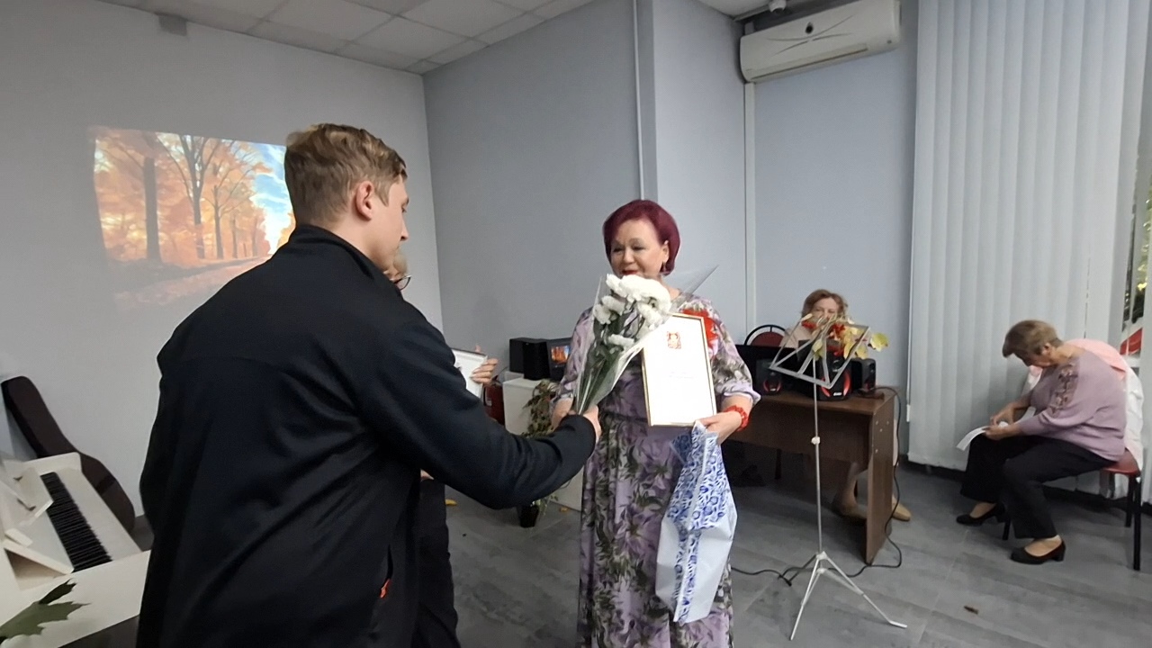 Коммунисты Орехово-Зуево поздравили жителей с днём пожилого человека