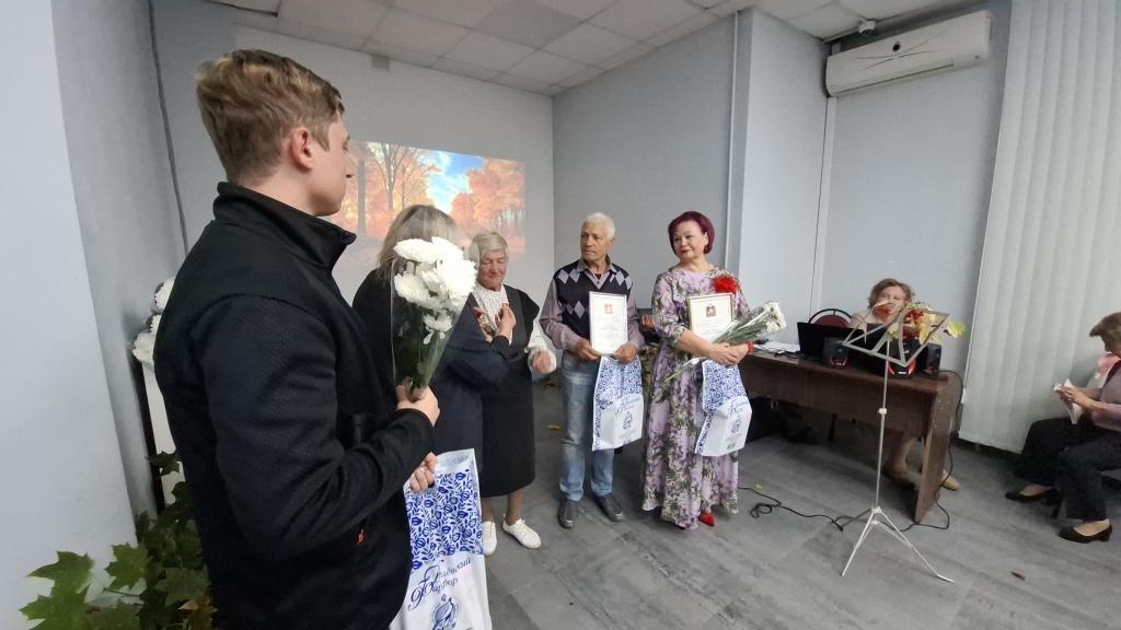 Коммунисты Орехово-Зуево поздравили жителей с днём пожилого человека