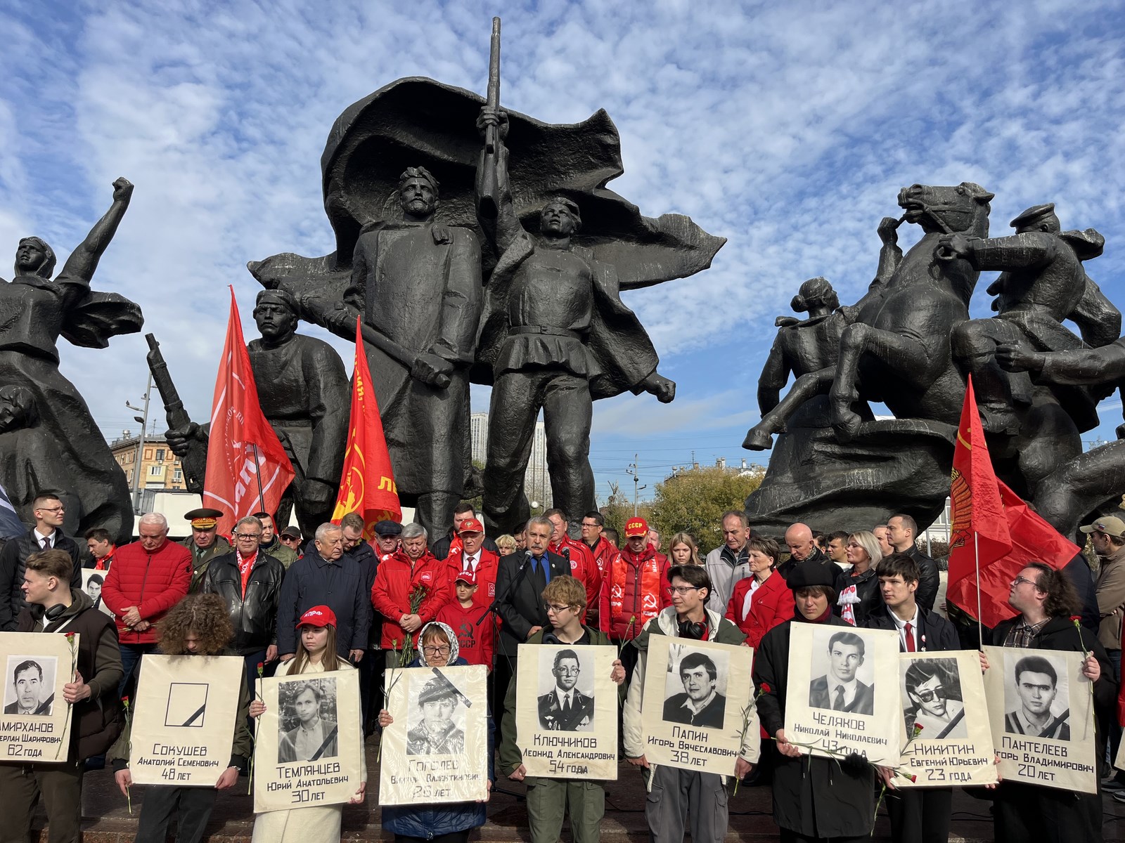 «Не забудем, не простим!»: КПРФ провела акцию памяти защитников Белого дома в октябре 93-го