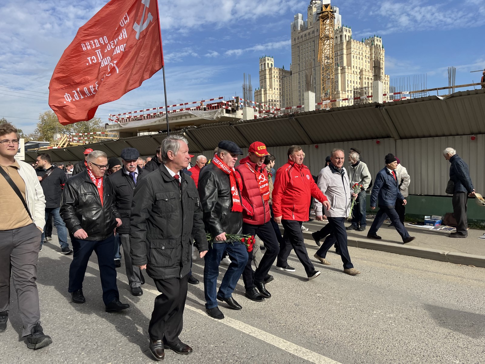 «Не забудем, не простим!»: КПРФ провела акцию памяти защитников Белого дома в октябре 93-го