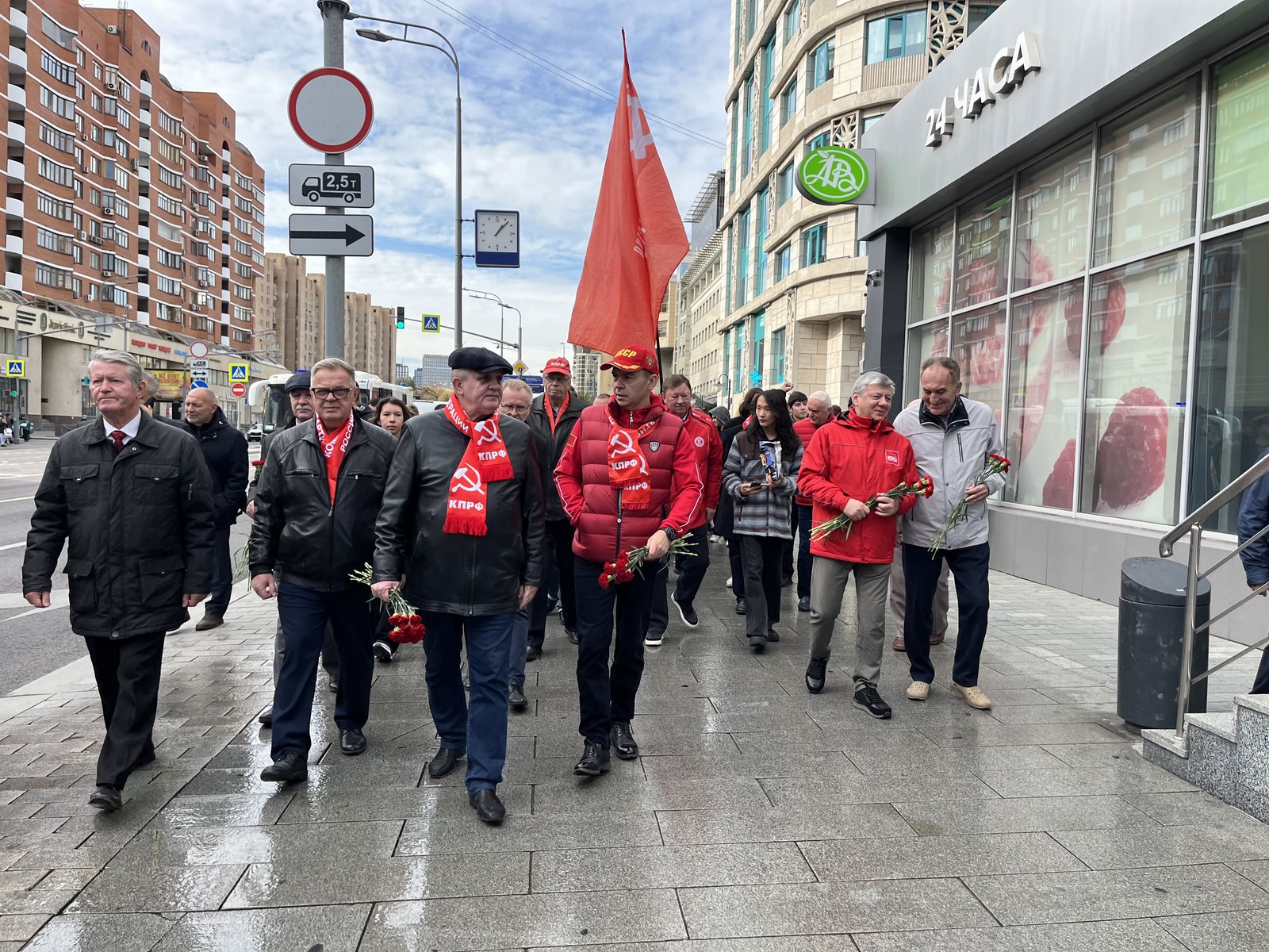 «Не забудем, не простим!»: КПРФ провела акцию памяти защитников Белого дома в октябре 93-го