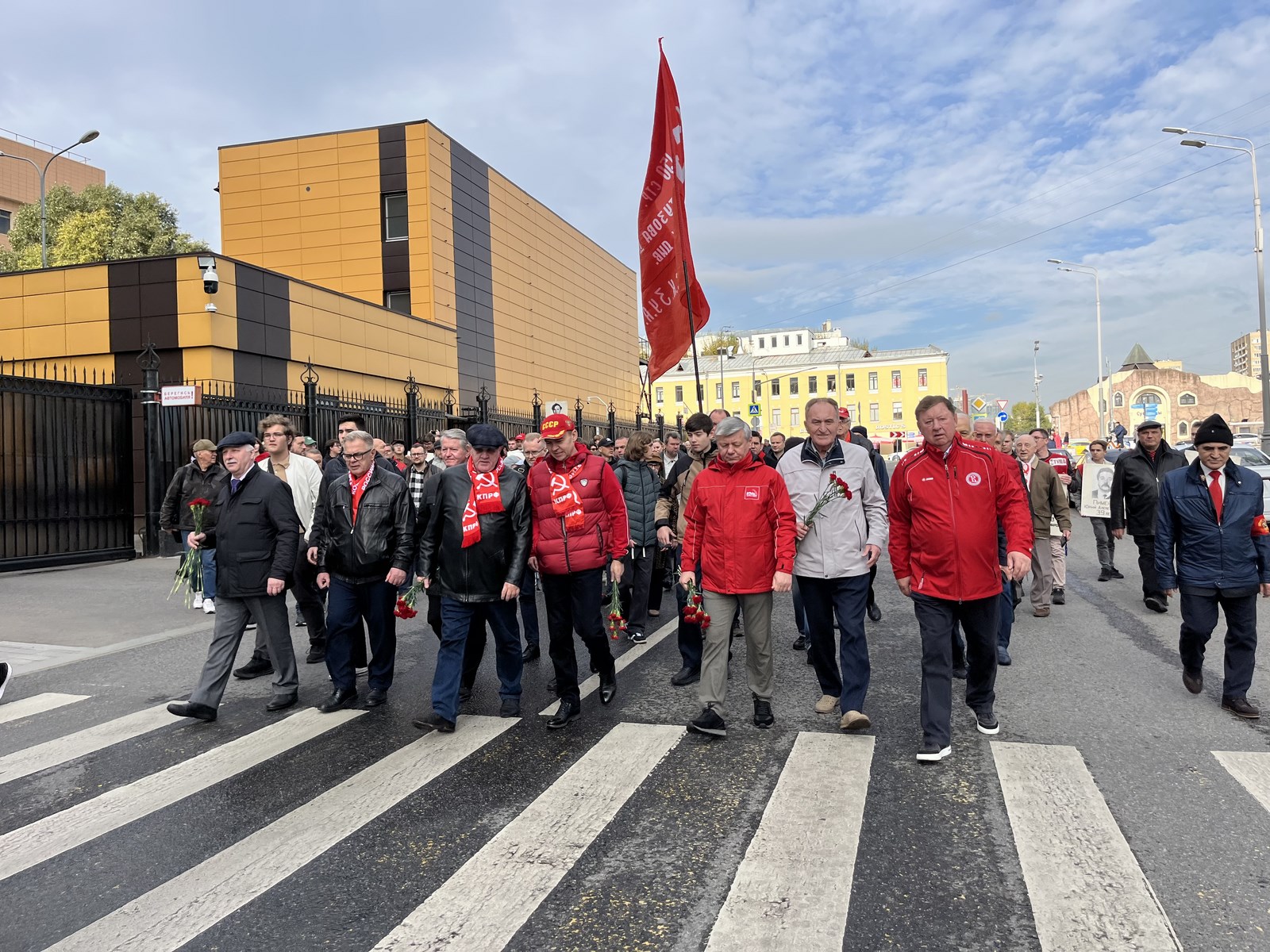 «Не забудем, не простим!»: КПРФ провела акцию памяти защитников Белого дома в октябре 93-го