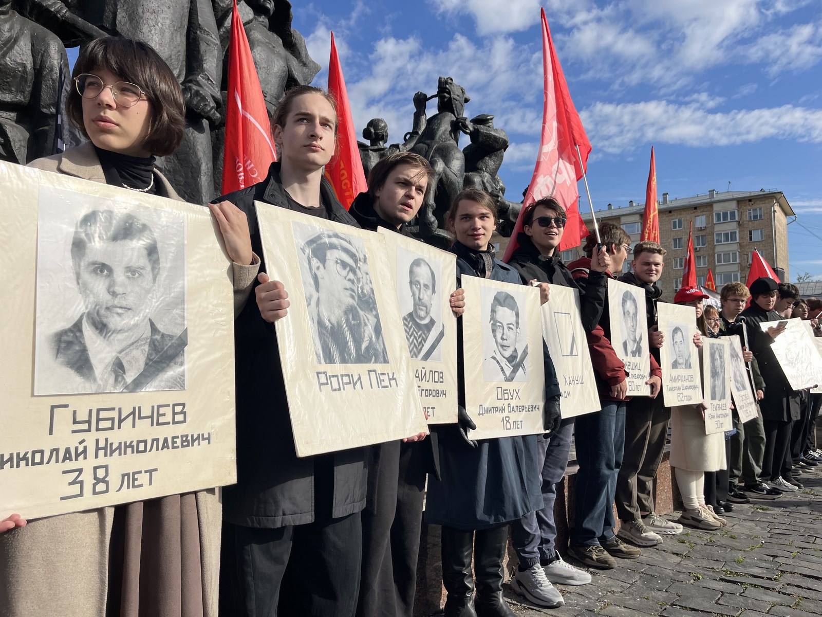 «Не забудем, не простим!»: КПРФ провела акцию памяти защитников Белого дома в октябре 93-го
