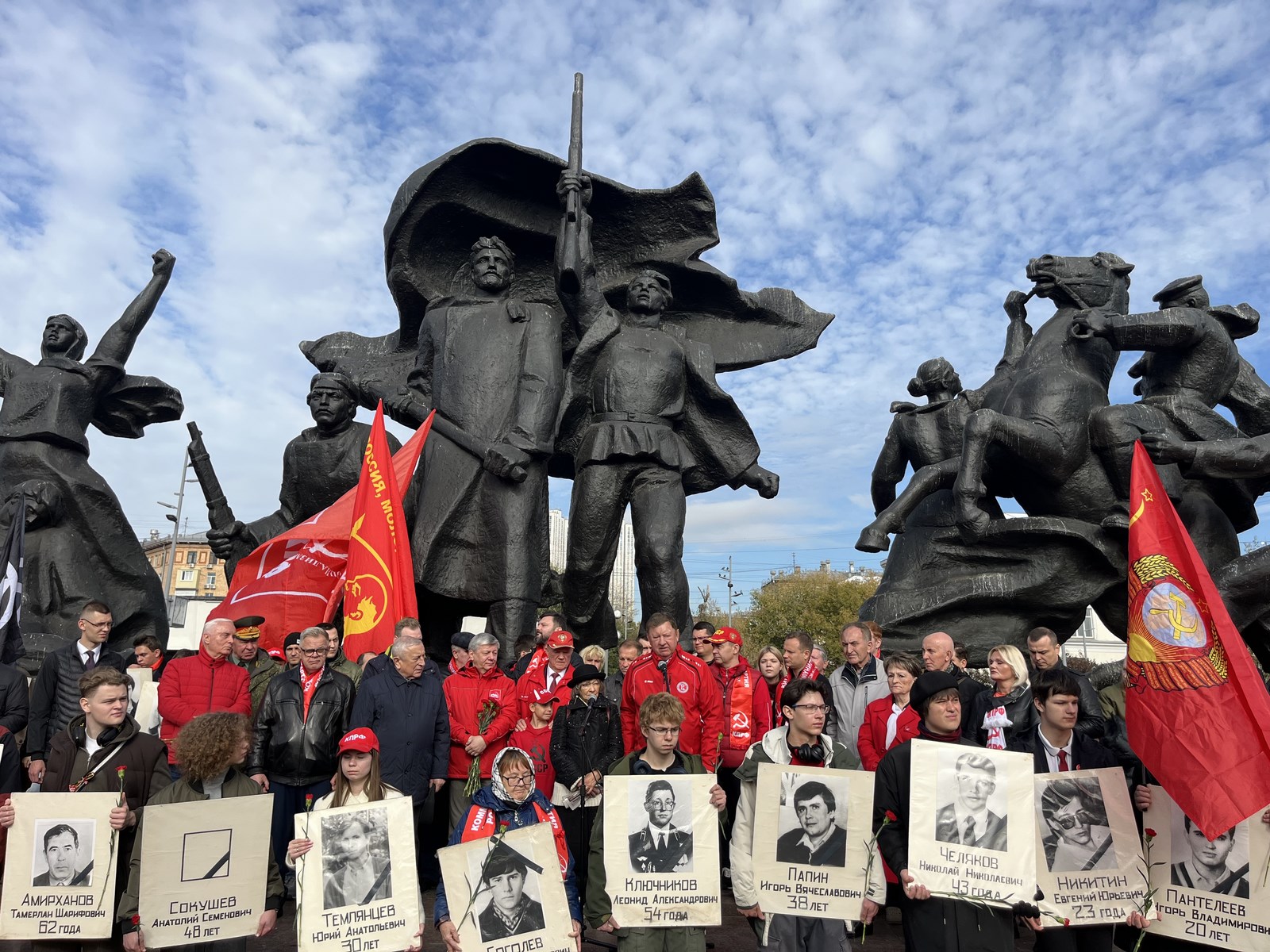 «Не забудем, не простим!»: КПРФ провела акцию памяти защитников Белого дома в октябре 93-го
