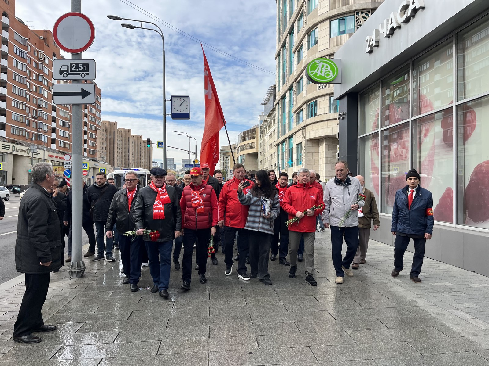 «Не забудем, не простим!»: КПРФ провела акцию памяти защитников Белого дома в октябре 93-го